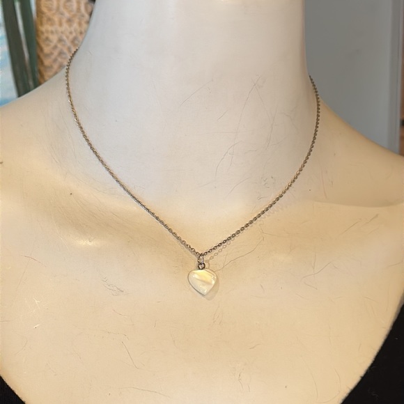 Vintage Jewelry - Dainty mother of Pearl heart pendant necklace